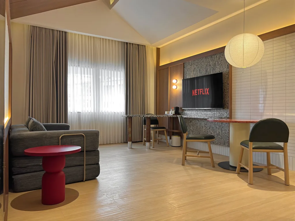 Yokyoku Suite di Volume Hotel Bandung, kasur king