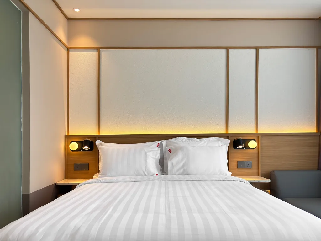 Di dalam Kamar Enka di Volume Hotel Bandung, foto 4 dari 10