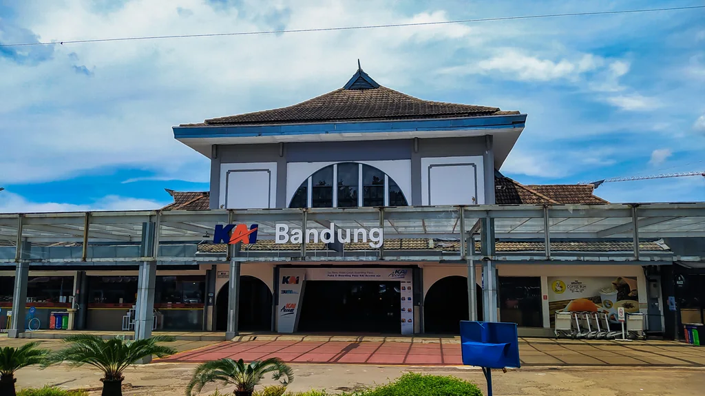 Bagian depan Stasiun Bandung di sisi utara, 2021
