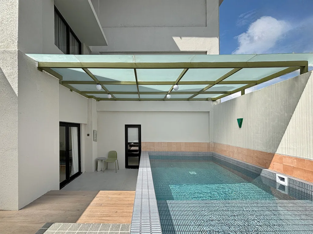 Area luar dan area kolam renang pribadi Kamar Country