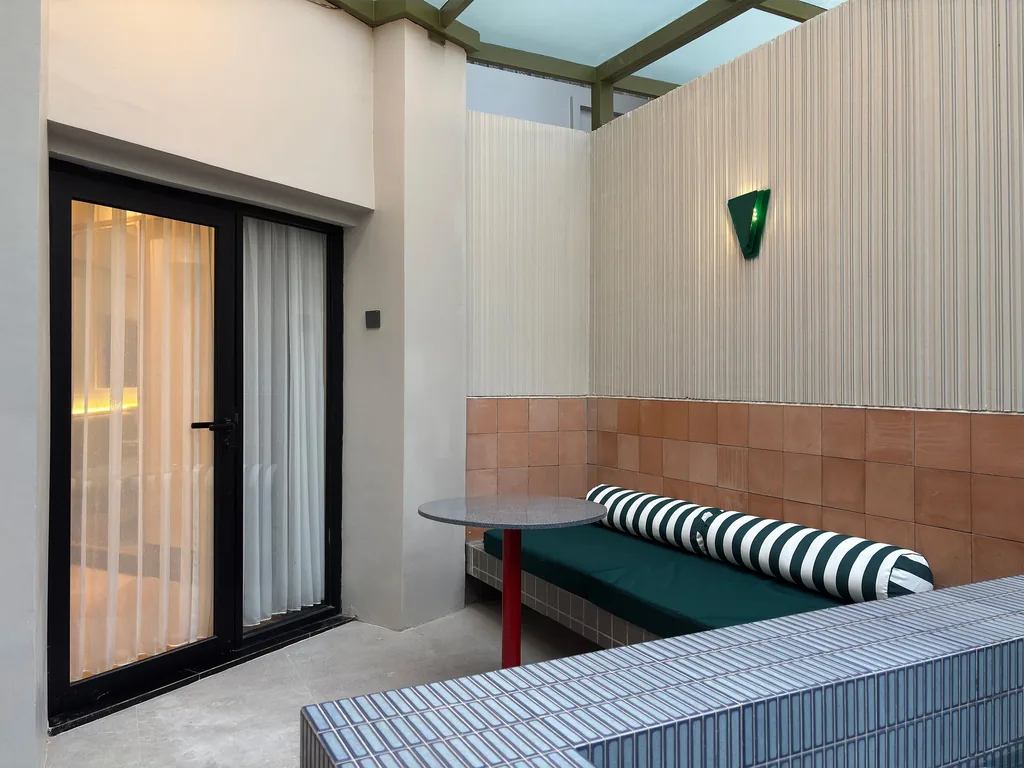 Area luar dan area kolam renang pribadi Kamar Waltz