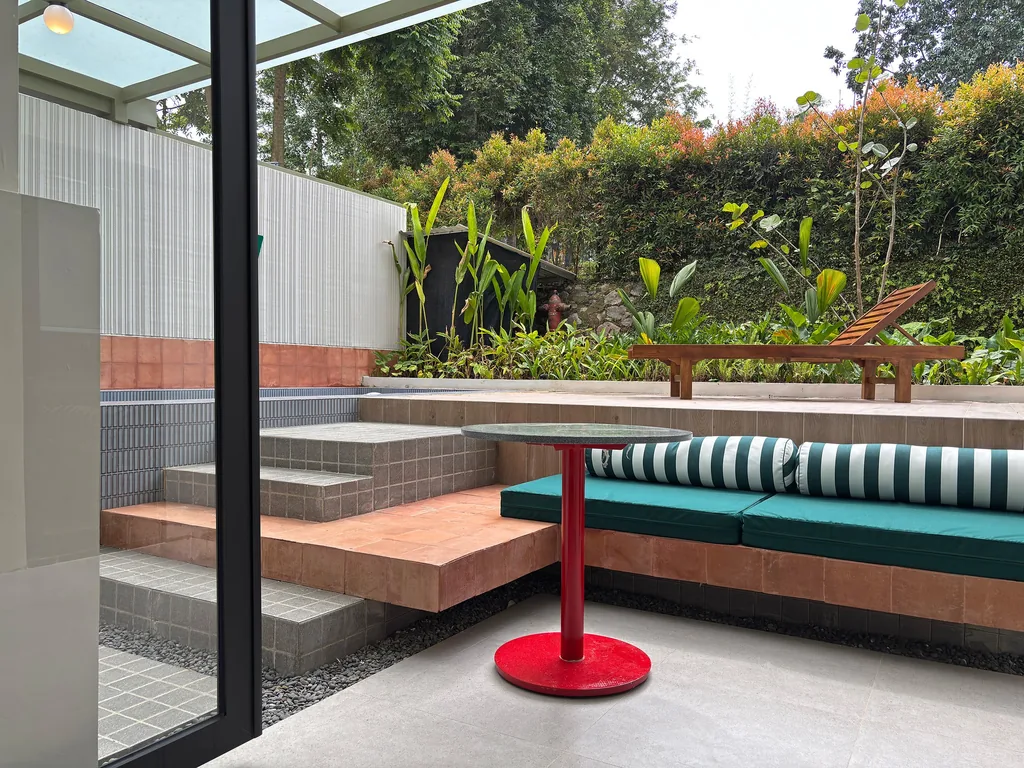 Area luar dan area kolam renang pribadi Kamar Calypso