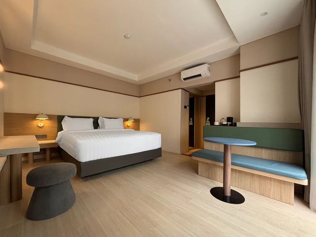 Di dalam Kamar Country di Volume Hotel Bandung, foto 4 dari 12